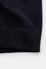 Stone Island Strickjacke 'Stretchwool' schwarz, Detailansicht von unten auf den elastischen Rippbund aus Wollmix, weicher Griff, feines Strickbild.