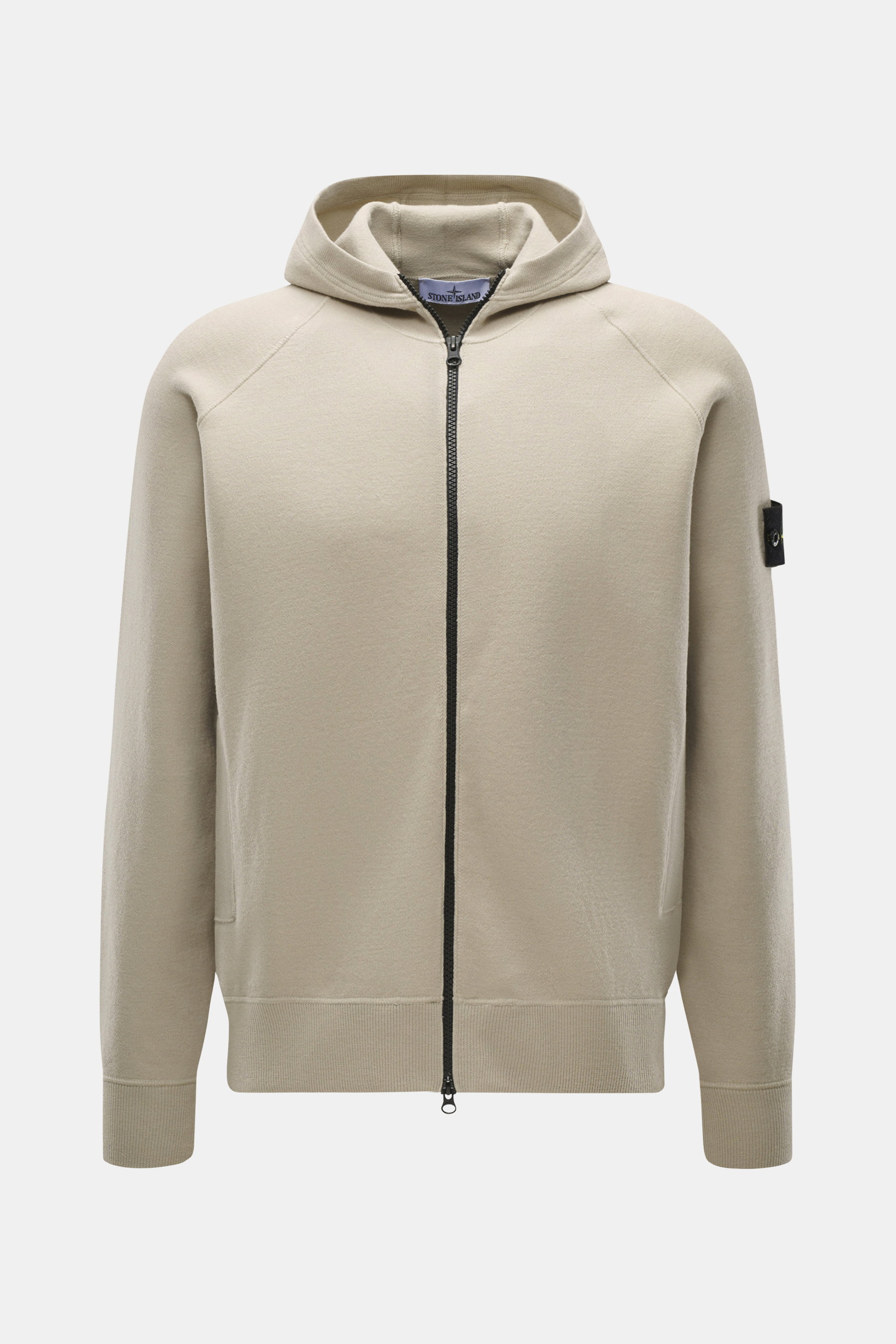 Stone Island Strickjacke 'Stretchwool' sand, Frontansicht mit Kapuze, Raglan-Ärmeln, Kompass-Badge, Wollmix, Zwei-Wege-Reißverschluss, Leistentaschen.