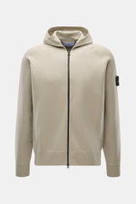Stone Island Strickjacke 'Stretchwool' sand, Frontansicht mit Kapuze, Raglan-Ärmeln, Kompass-Badge, Wollmix, Zwei-Wege-Reißverschluss, Leistentaschen.
