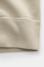 Stone Island Strickjacke 'Stretchwool' sand, Nahaufnahme des elastischen Rippbündchens aus Wollmix, Detailansicht von unten.