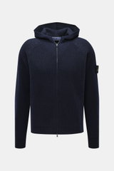 Stone Island Wende-Strickjacke "Vanise" navy/graublau, frontal fotografiert, mit Kapuze, Slim Fit, Brioche-Strick aus Cashmere und Wolle, Raglan-Ärmel, Reißverschluss und Kompass-Badge.