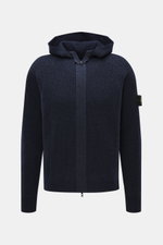 Stone Island Wende-Strickjacke 'Vanise' navy/graublau, frontal fotografiert, Kapuze, Slim Fit, wendbarer Brioche-Strick aus Cashmere und Wolle, Kompass-Badge am Ärmel.