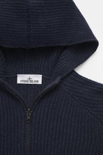 Nahaufnahme der Kapuze und des Reißverschlusses der Stone Island Wende-Strickjacke 'Vanise' navy/graublau aus softem Cashmere mit Brioche-Strick.