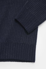Stone Island Wende-Strickjacke 'Vanise' navy/graublau, Detailaufnahme von Ärmel und Saum, weicher Cashmere-Woll-Brioche-Strick, Slim Fit.