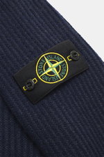 Stone Island Wende-Strickjacke 'Vanise' navy/graublau aus weichem Cashmere-Woll-Brioche, Detailaufnahme des Kompass-Badges, schräge Perspektive.
