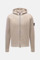 Stone Island Wende-Strickjacke 'Vanise' beige/sand, frontal fotografiert, mit Kapuze, slim fit, Brioche-Strick aus Cashmere und Wolle, Zwei-Wege-Reißverschluss.