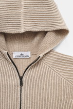 Nahaufnahme der Kapuze der Stone Island Wende-Strickjacke 'Vanise' beige/sand aus weichem Brioche-Strick mit Reißverschluss und Markenlabel.