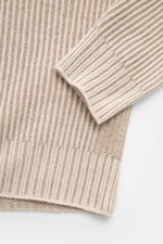 Stone Island Wende-Strickjacke 'Vanise' beige/sand, Nahaufnahme von Ärmeln und Strickmuster, softes Cashmere mit Wolle, Brioche-Muster.