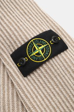 Stone Island Wende-Strickjacke 'Vanise' beige/sand aus Cashmere-Wolle, Detailaufnahme des markentypischen Kompass-Badges seitlich im Brioche-Strick, Nahaufnahme.