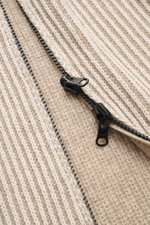 Stone Island Wende-Strickjacke 'Vanise' beige/sand, Nahaufnahme des mittelfeinen Brioche-Stricks aus Cashmere und Wolle mit zwei Wege Reißverschluss.