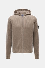 Stone Island Wende-Strickjacke 'Vanise' taupe/beige, frontal mit Kapuze, Slim Fit, Brioche-Strick aus Cashmere und Wolle, Zwei-Wege-Reißverschluss, Kompass-Badge am Ärmel.