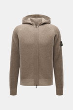 Stone Island Wende-Strickjacke 'Vanise' taupe/beige, frontal fotografiert, Kapuze, Slim Fit, Brioche-Strick, Kompass-Badge am Ärmel.