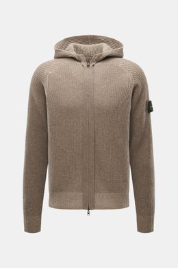 Stone Island Wende-Strickjacke 'Vanise' taupe/beige, frontal fotografiert, Kapuze, Slim Fit, Brioche-Strick, Kompass-Badge am Ärmel.