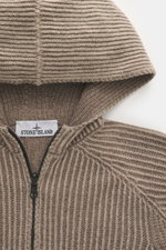 Stone Island Wende-Strickjacke 'Vanise' taupe/beige, Detailaufnahme aus Nahaufnahme, weicher Cashmere-Woll-Brioche-Strick, Kapuze, Reißverschluss.