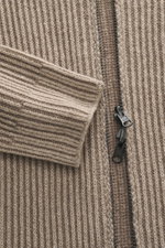 Stone Island Wende-Strickjacke 'Vanise' taupe/beige aus softem Cashmere und Wolle, Brioche-Strick, Slim Fit, Nahaufnahme von Reißverschluss und Ärmel.