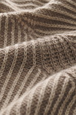 Nahaufnahme der Stone Island Wende-Strickjacke 'Vanise' taupe/beige, Blick auf das weiche Brioche-Strickmuster aus Cashmere und Wolle.