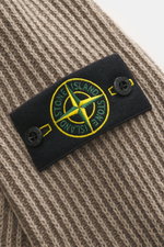Nahaufnahme der Stone Island Wende-Strickjacke 'Vanise' taupe/beige mit markentypischem Kompass-Badge aus Cashmere-Wolle, Brioche-Strick.