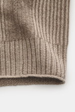 Stone Island Wende-Strickjacke 'Vanise' taupe/beige aus Cashmere-Wolle, Detailaufnahme von Rippbündchen und weichem Brioche-Strick.