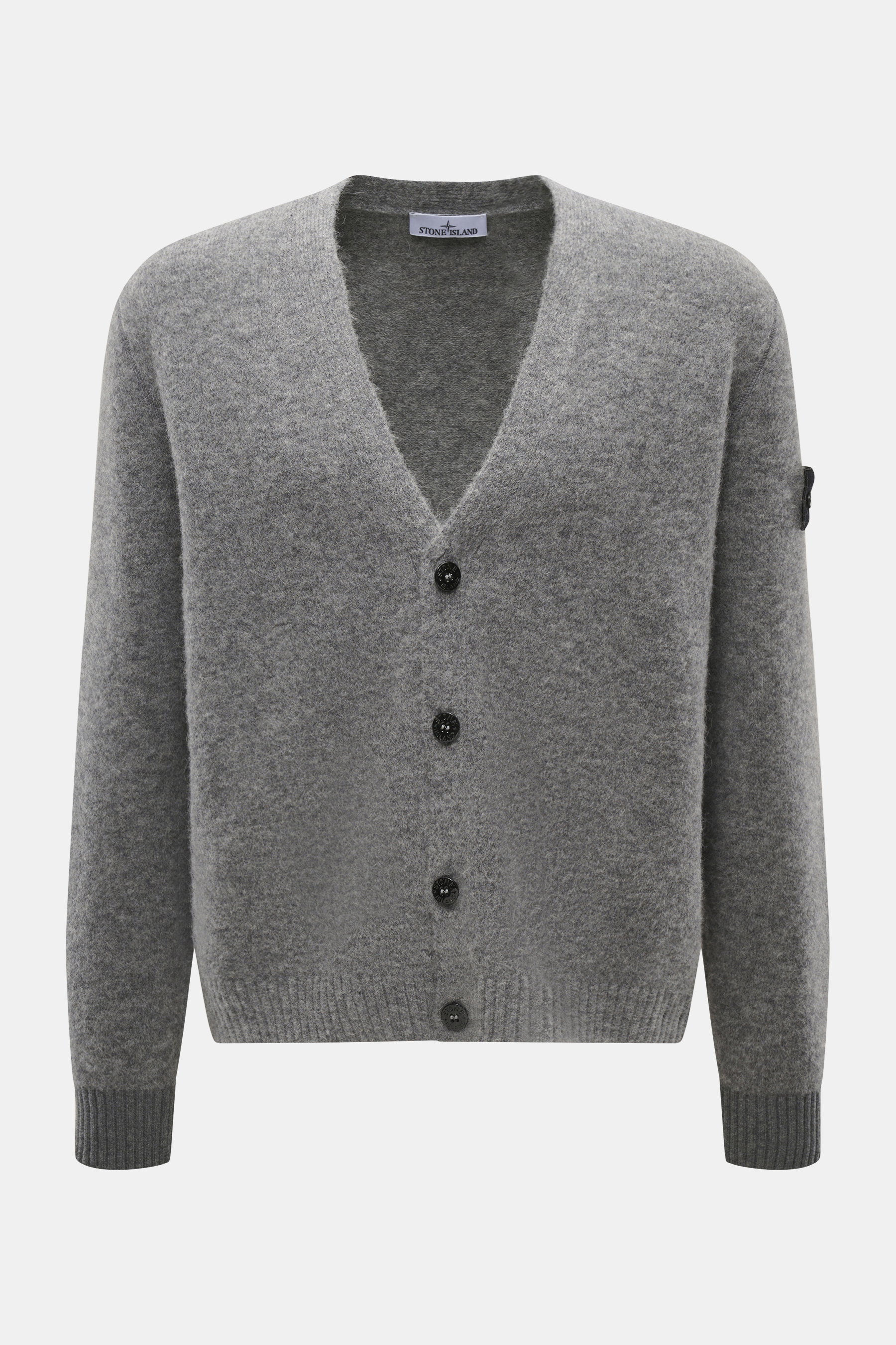 Stone Island Cardigan grau meliert von vorne fotografiert, Mix aus Alpaka, Schurwolle, Microfaser, weicher Griff, mittelfeines Strickbild, Oversized Fit, Vier-Knopf-Leiste, V-Ausschnitt, Rippbündchen, Kompass-Badge am Oberarm.