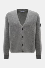 Stone Island Cardigan grau meliert von vorne fotografiert, Mix aus Alpaka, Schurwolle, Microfaser, weicher Griff, mittelfeines Strickbild, Oversized Fit, Vier-Knopf-Leiste, V-Ausschnitt, Rippbündchen, Kompass-Badge am Oberarm.
