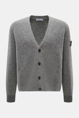 Stone Island Cardigan grau meliert von vorne fotografiert, Mix aus Alpaka, Schurwolle, Microfaser, weicher Griff, mittelfeines Strickbild, Oversized Fit, Vier-Knopf-Leiste, V-Ausschnitt, Rippbündchen, Kompass-Badge am Oberarm.