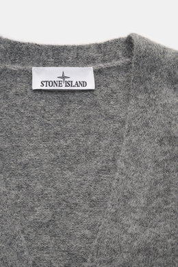 Nahaufnahme aus schräger Draufsicht des Stone Island Cardigan grau meliert mit weichem Griff, mittelfeinem Strickbild, V-Ausschnitt, Vier-Knopf-Leiste, Rippbündchen, Kompass-Badge, aus Alpaka, Schurwolle und Microfaser, Oversized Fit.