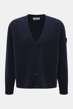 Stone Island Cardigan navy, frontale Nahaufnahme, Oversized Fit, V-Ausschnitt, Vier-Knopf-Leiste, Kompass-Badge, Mix aus Alpaka, Schurwolle, Microfaser, weicher Griff, mittelfeines Strickbild, Rippbündchen.