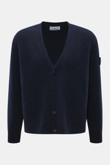 Stone Island Cardigan navy, frontale Nahaufnahme, Oversized Fit, V-Ausschnitt, Vier-Knopf-Leiste, Kompass-Badge, Mix aus Alpaka, Schurwolle, Microfaser, weicher Griff, mittelfeines Strickbild, Rippbündchen.