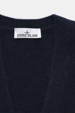 Nahaufnahme des Stone Island Cardigan navy von oben, weicher Griff, mittelfeines Strickbild, Mix aus Alpaka, Schurwolle, Microfaser, V-Ausschnitt.
