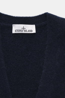 Nahaufnahme des Stone Island Cardigan navy von oben, weicher Griff, mittelfeines Strickbild, Mix aus Alpaka, Schurwolle, Microfaser, V-Ausschnitt.
