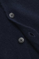 Stone Island Cardigan navy Detailaufnahme von vorne, Mix aus Alpaka, Schurwolle, Microfaser, weicher Griff, mittelfeines Strickbild, Oversized Fit, V-Ausschnitt, Vier-Knopf-Leiste, Rippbündchen, Kompass-Badge am Oberarm.
