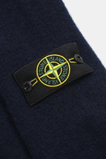 Nahaufnahme des Stone Island Cardigan navy Ärmel mit Kompass-Badge, mittelfeinem Strickbild, weichem Griff, Rippbündchen, aus Alpaka, Schurwolle, Microfaser.