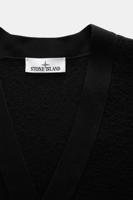 Close-up front view of Stone Island Cardigan black showing pure virgin wool texture, ribbed collar, and brand label.

Description: <p>Comfortable essential: The cardigan from STONE ISLAND made of pure virgin wool impresses with warming comfort and is a ve
