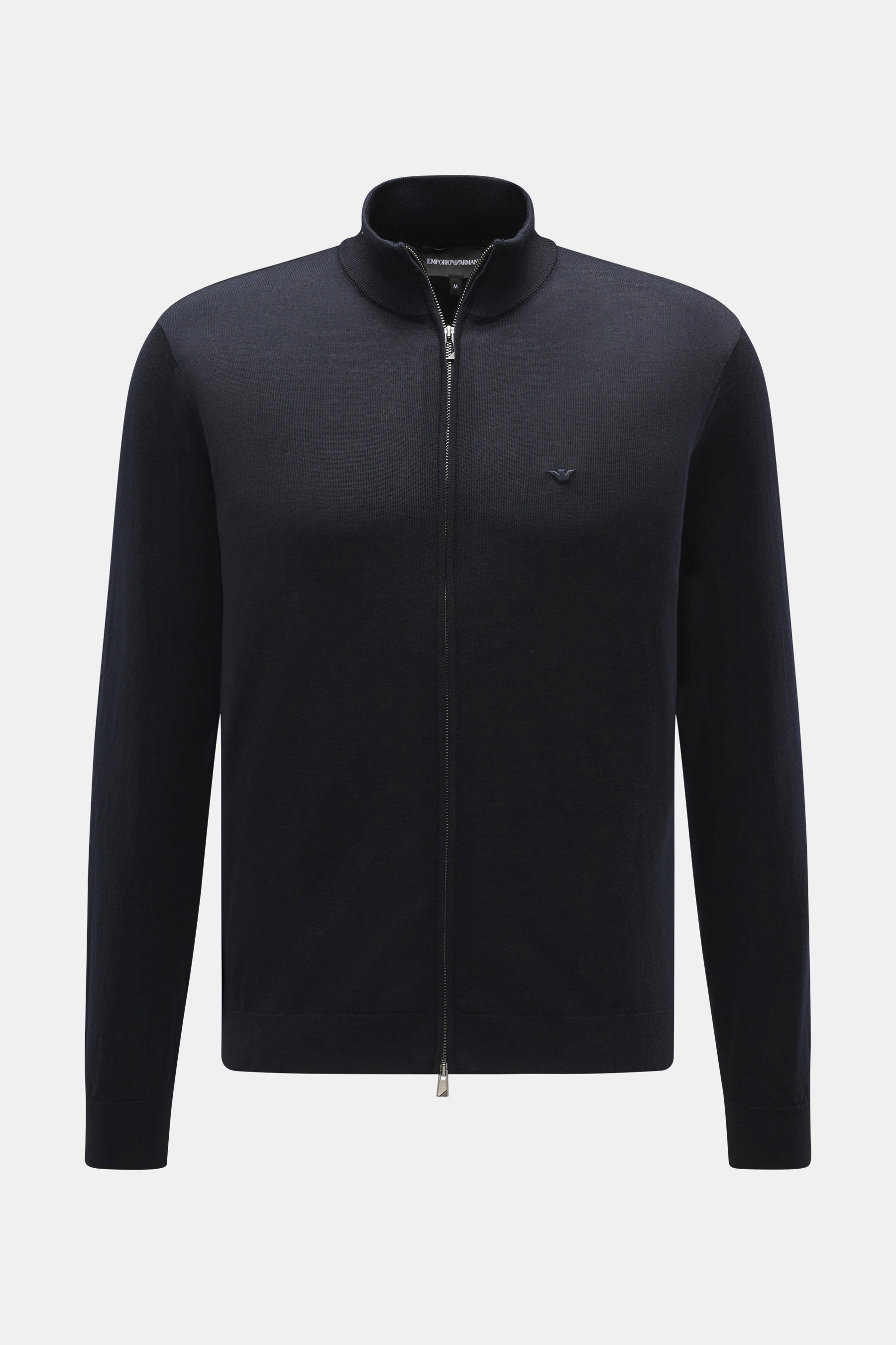 Emporio Armani Strickjacke navy, frontale Nahaufnahme, reine Schurwolle, weicher Griff, feines Strickbild, Slim Fit, verdeckter Zwei-Wege-Reißverschluss, gerippter Stehkragen, tonales Logo-Stitching, komfortable Rippbündchen.