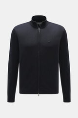 Emporio Armani Strickjacke navy, frontale Nahaufnahme, reine Schurwolle, weicher Griff, feines Strickbild, Slim Fit, verdeckter Zwei-Wege-Reißverschluss, gerippter Stehkragen, tonales Logo-Stitching, komfortable Rippbündchen.