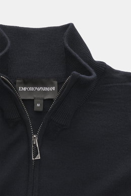 Nahaufnahme der Emporio Armani Strickjacke navy von oben, reine Schurwolle, weicher Griff, feines Strickbild, Slim Fit, verdeckter Zwei-Wege-Reißverschluss, gerippter Stehkragen, tonales Logo-Stitching, komfortable Rippbündchen.