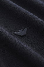 Nahaufnahme der Emporio Armani Strickjacke navy, reine Schurwolle, weicher Griff, feines Strickbild, Slim Fit, verdeckter Zwei-Wege-Reißverschluss, gerippter Stehkragen, tonales Logo-Stitching, komfortable Rippbündchen, Detailfoto aus schräger Perspektive