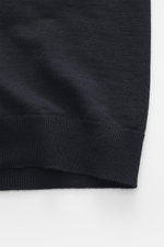 Emporio Armani Strickjacke navy, Detailfoto aus Nahaufnahme von geripptem Stehkragen und Rippbündchen, reine Schurwolle, weicher Griff, feines Strickbild, Slim Fit, verdeckter Zwei-Wege-Reißverschluss, tonales Logo-Stitching, komfortable Rippbündchen.