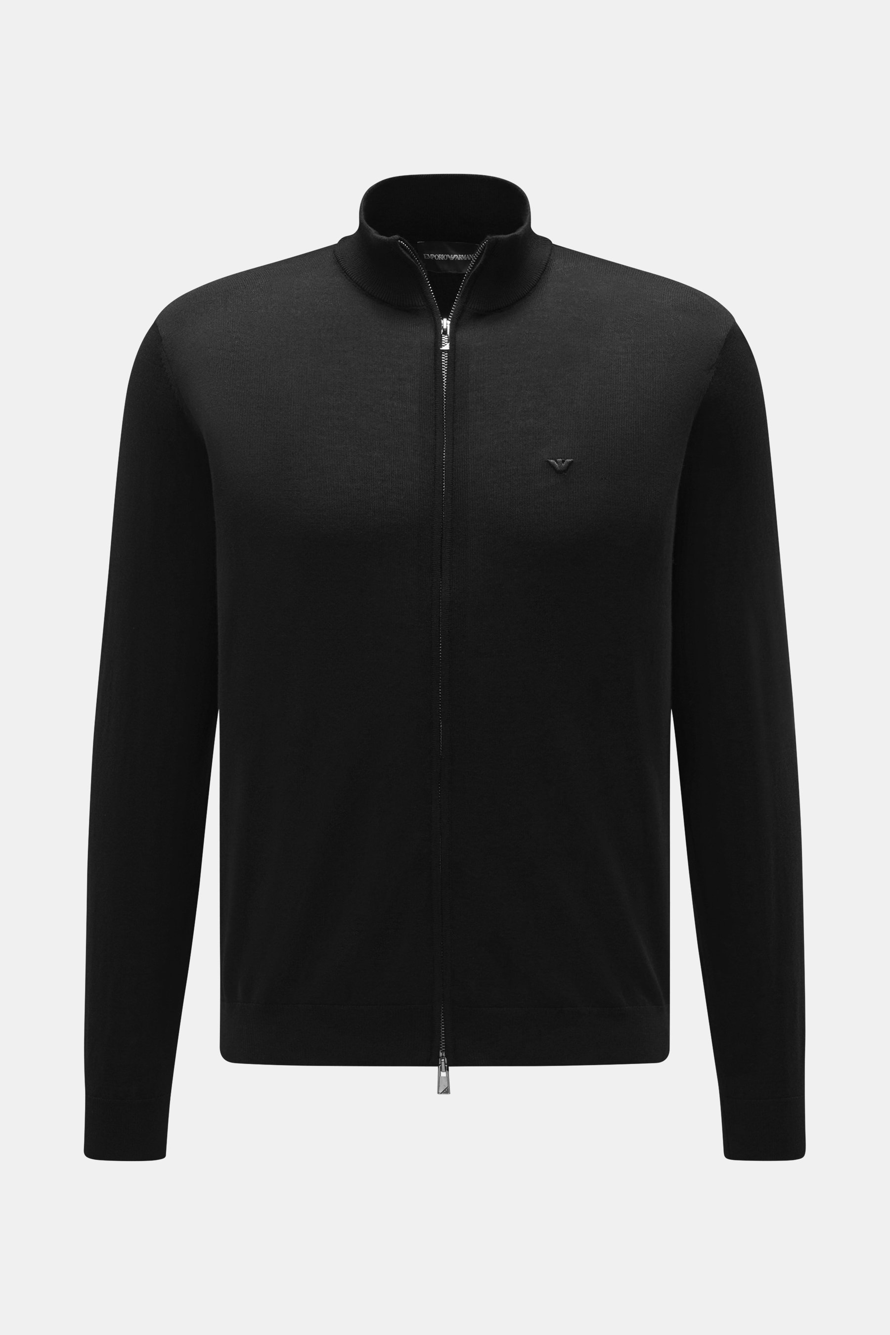 Emporio Armani Strickjacke schwarz, Frontansicht, reine Schurwolle, weicher Griff, feines Strickbild, Slim Fit, Zwei-Wege-Reißverschluss, gerippter Stehkragen, tonales Logo-Stitching, Rippbündchen.