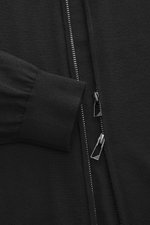 Emporio Armani Strickjacke schwarz, Detailaufnahme von vorne, reine Schurwolle, weicher Griff, feines Strickbild, Slim Fit, verdeckter Zwei-Wege-Reißverschluss, gerippter Stehkragen, tonales Logo-Stitching, komfortable Rippbündchen.