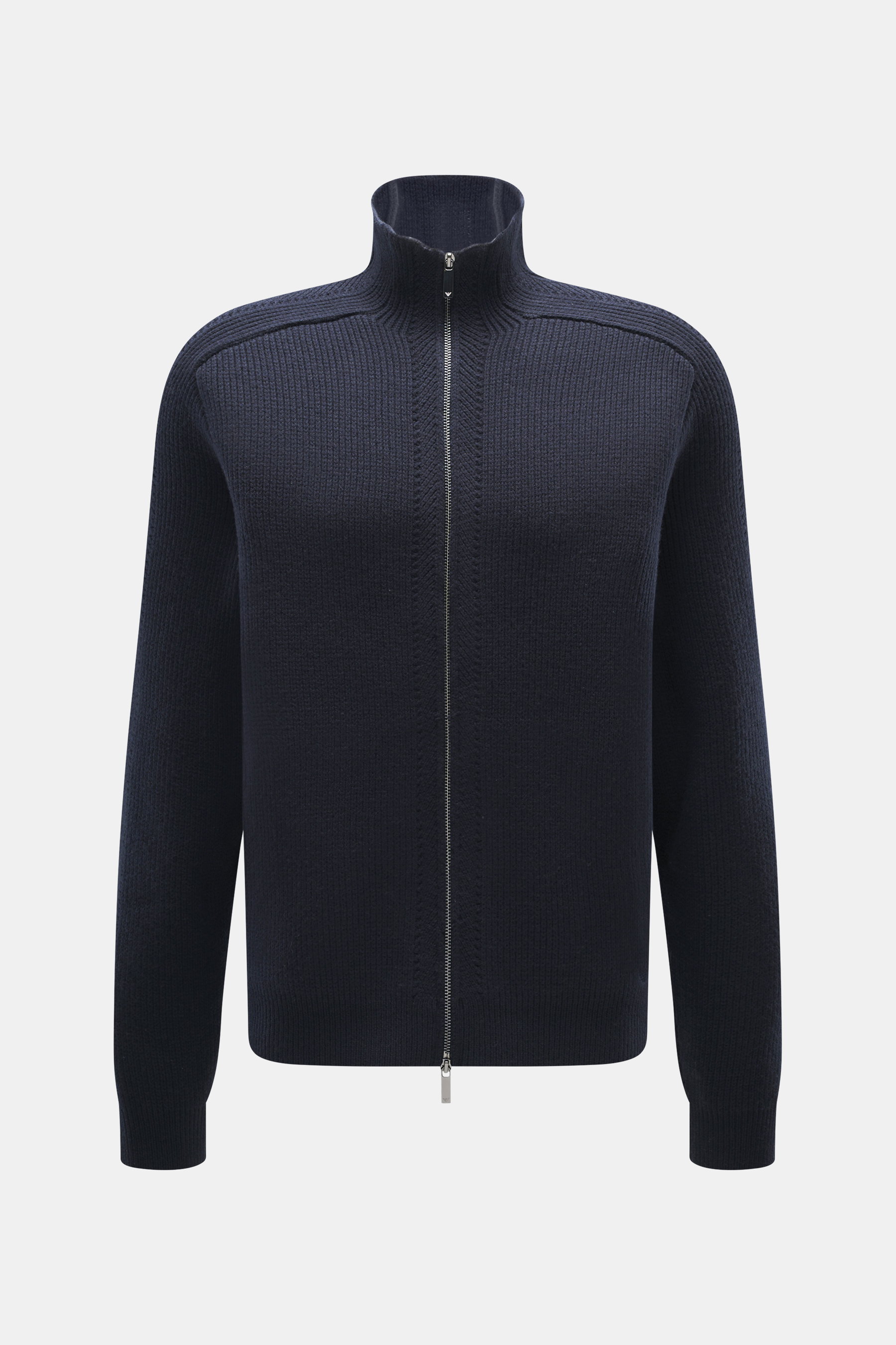 Emporio Armani Strickjacke navy aus reiner Schurwolle, weicher Griff, mittelgrobes Patent-Strickmuster, tonale Strukturstreifen, Regular Fit, Stehkragen, Zwei-Wege-Reißverschluss, verdeckte Fronttaschen, tonales Logo-Stitching, Zungenraglan-Ärmel, Rippbün