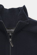 Nahaufnahme der Emporio Armani Strickjacke navy mit Stehkragen, robustem Zwei-Wege-Reißverschluss, mittelgrobem Patent-Strickmuster und tonalen Strukturstreifen aus reiner Schurwolle, weicher Griff, Regular Fit, verdeckten Fronttaschen, Zungenraglan-Ärmel