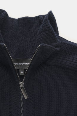 Nahaufnahme der Emporio Armani Strickjacke navy mit Stehkragen, robustem Zwei-Wege-Reißverschluss, mittelgrobem Patent-Strickmuster und tonalen Strukturstreifen aus reiner Schurwolle, weicher Griff, Regular Fit, verdeckten Fronttaschen, Zungenraglan-Ärmel