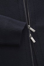 Emporio Armani Strickjacke navy im Detail von oben, reine Schurwolle, weicher Griff, Patent-Strick, tonale Streifen, Zwei-Wege-Reißverschluss.