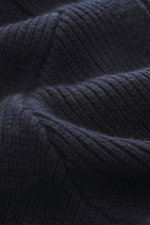 Nahaufnahme der Emporio Armani Strickjacke navy aus reine Schurwolle mit weichem Griff, mittelgrobes Patent-Strickmuster und tonalen Strukturstrick-Streifen.