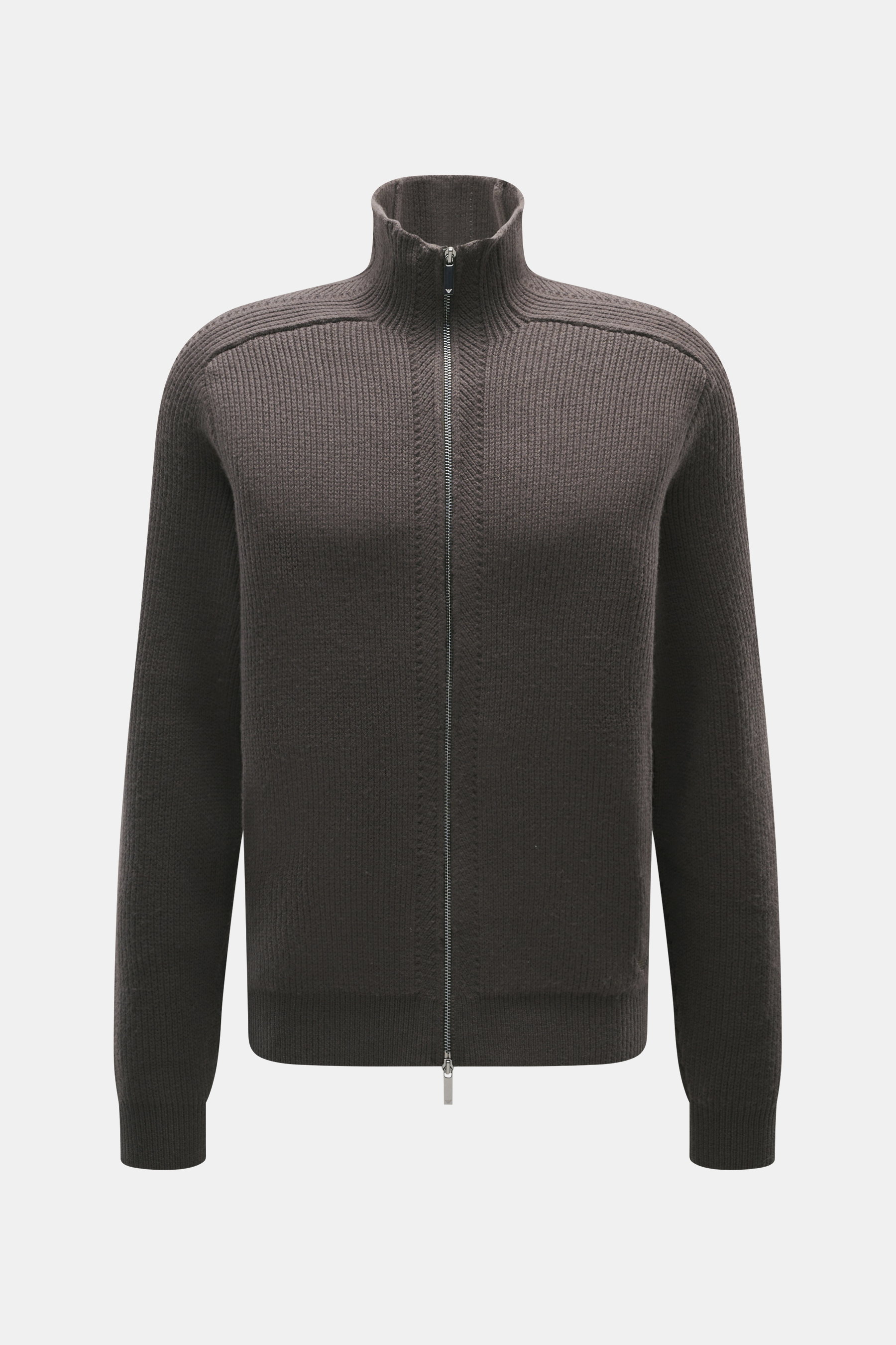 Emporio Armani Strickjacke graubraun frontal fotografiert, reine Schurwolle, weicher Griff, mittelgrobes Patent-Strickmuster, tonale Strukturstreifen, Regular Fit, robuster Zwei-Wege-Reißverschluss, Stehkragen, verdeckte Fronttaschen, tonales Logo-Stitchi