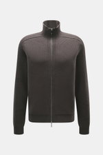 Emporio Armani Strickjacke graubraun frontal fotografiert, reine Schurwolle, weicher Griff, mittelgrobes Patent-Strickmuster, tonale Strukturstreifen, Regular Fit, robuster Zwei-Wege-Reißverschluss, Stehkragen, verdeckte Fronttaschen, tonales Logo-Stitchi