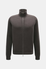 Emporio Armani Strickjacke graubraun frontal fotografiert, reine Schurwolle, weicher Griff, mittelgrobes Patent-Strickmuster, tonale Strukturstreifen, Regular Fit, robuster Zwei-Wege-Reißverschluss, Stehkragen, verdeckte Fronttaschen, tonales Logo-Stitchi