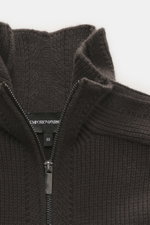 Emporio Armani Strickjacke graubraun aus reiner Schurwolle, weicher Griff, Patent-Strickmuster, Zungenraglan-Ärmel, Zwei-Wege-Reißverschluss, Stehkragen, Detailaufnahme von oben.
