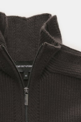 Emporio Armani Strickjacke graubraun aus reiner Schurwolle, weicher Griff, Patent-Strickmuster, Zungenraglan-Ärmel, Zwei-Wege-Reißverschluss, Stehkragen, Detailaufnahme von oben.